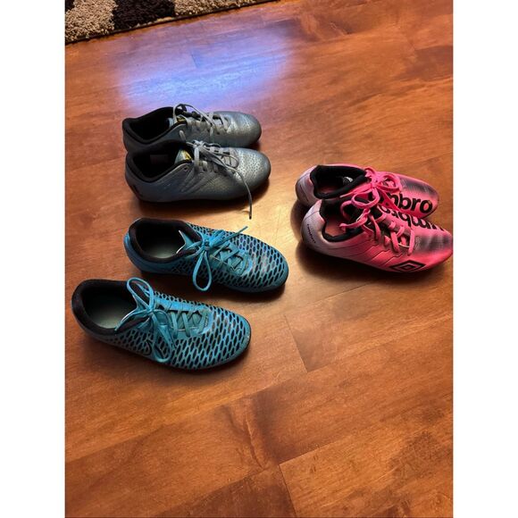 Girls size 1 soccer cleats bundle umbro, Nike - Picture 1 of 4
